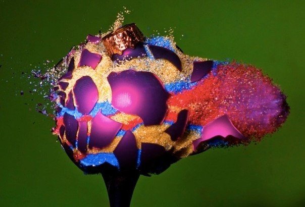 Fotograf Alan Seller i jego rozbijające się bombki świeżości, wypełnione kolorowym piaskem. - 7