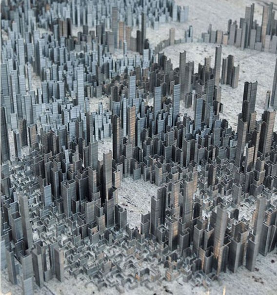 Peter Root buduje miasta z klamerek z przyrządu do stapiania.