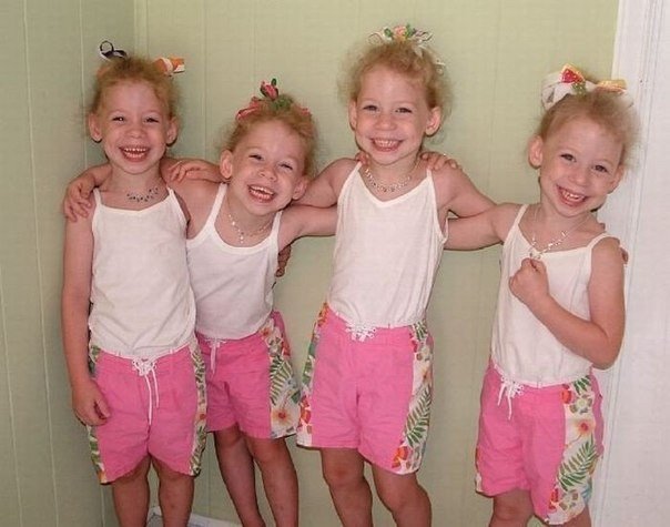 Una familia feliz: 4 niñas gemelas.