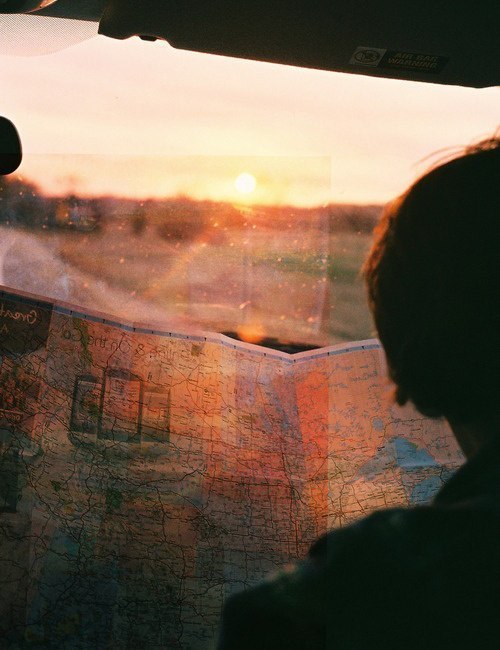 Viajar significa desenmascarar los errores conceptuales que otras personas tienen sobre otros países (Oldos Huxley).