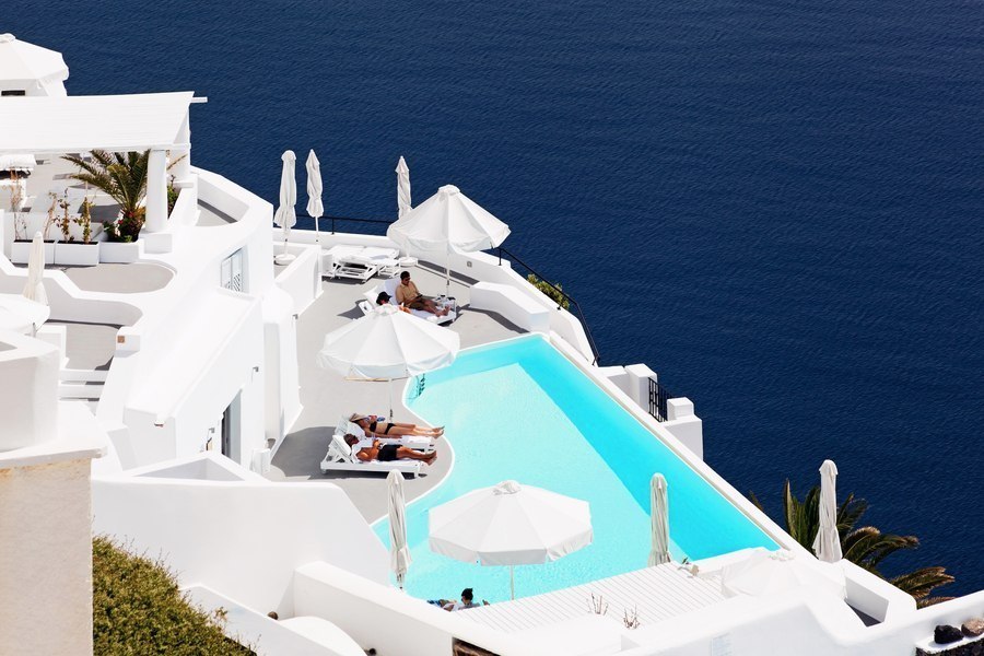 Vista al hotel en la isla de Santorini