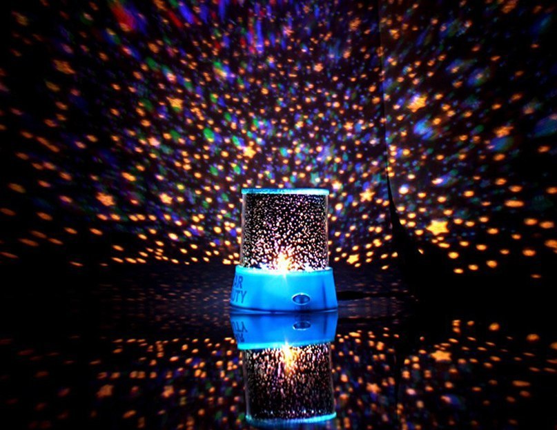 Lampa projekcja rozsiewa na stropie i ścianach pokoju tysiące gwiazd oraz constelacji. - 6