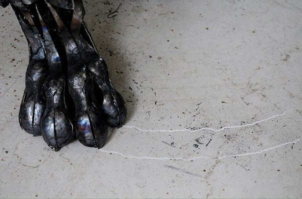 这座由4000块钢板构成的钢铁雄狮，是由土耳其艺术家兼雕塑家塞尔丘克·耶尔马兹创作的。这座庞然巨物的总重量高达250公斤。 - 8