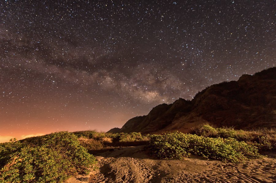 La vista del cielo nocturno en la isla de Oahu