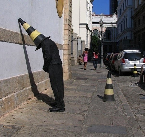 Amerykański artysta Mark Jenkins jest uznawany za prawdziwego „trolla” na świecie sztuki. - 6