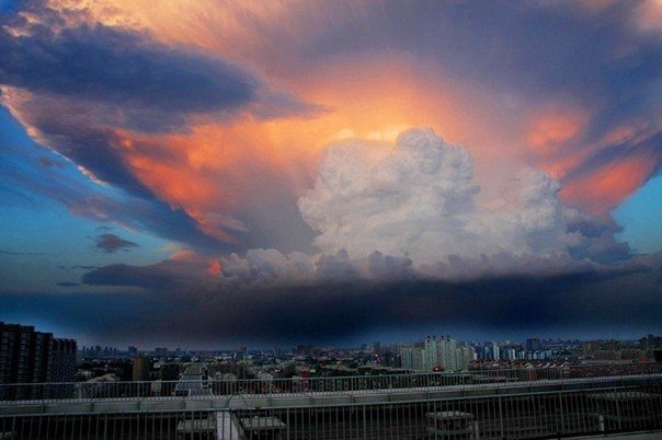 Enorme nube con forma de hongo sobre Pekín.