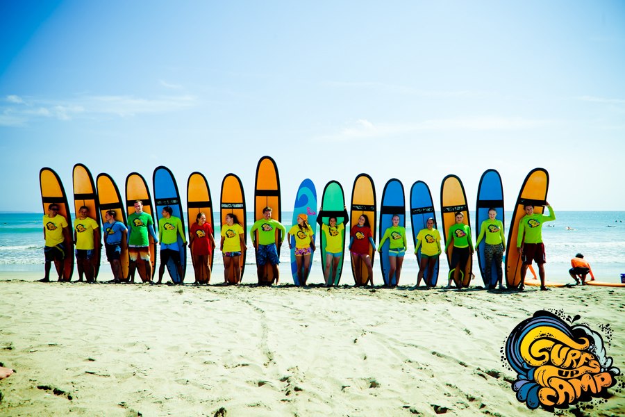 Surfen – Campinglager auf Bali „SurfsUpCamp“.