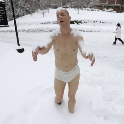 Памятник лунатику пугает девушек.