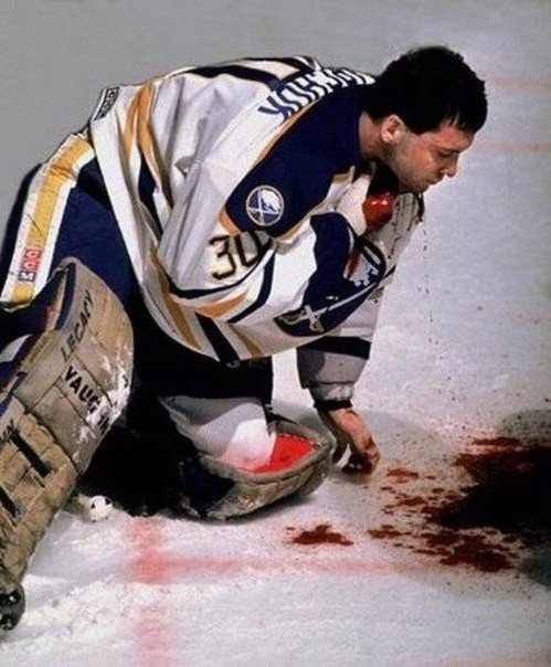 У 1989 році під час боротби за м’яч півззахисник захисного команди захтівно в викорзнував к коньком суперника горло г воротаря Клінта Маларчука.