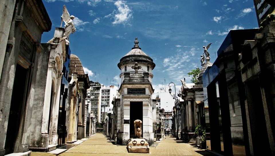 10 Famous Cemeteries. There are many cemeteries around the world that function as sort of museums in their own right. - 5
