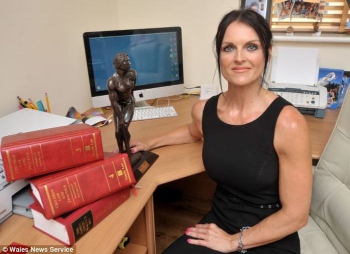 这位45岁的四子女的母亲成为了健美冠军。