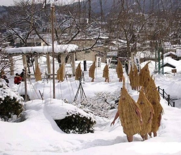 Please explain this photo. Sometimes we come across photographs that are truly impossible to understand or interpret, as they defy common sense and logical reasoning.