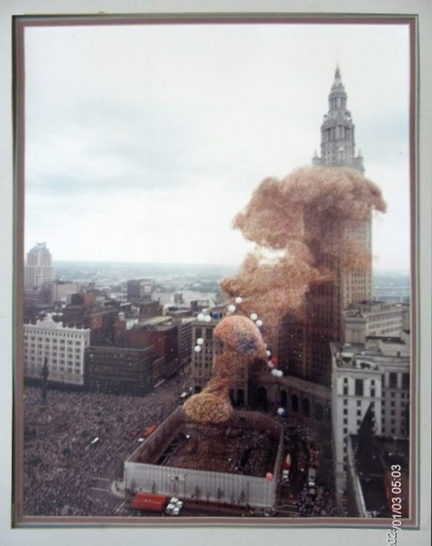1,5 million balloons (plus or minus a few) were released simultaneously at the Balloonfest in 1986.