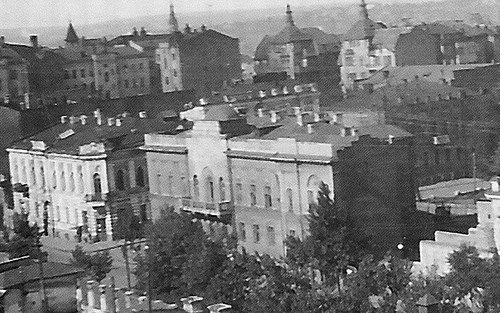 [club1543502|Sumskaya, 31]. Antes de la revolución, en este edificio se ubicaba la Asamblea de Mercantes.