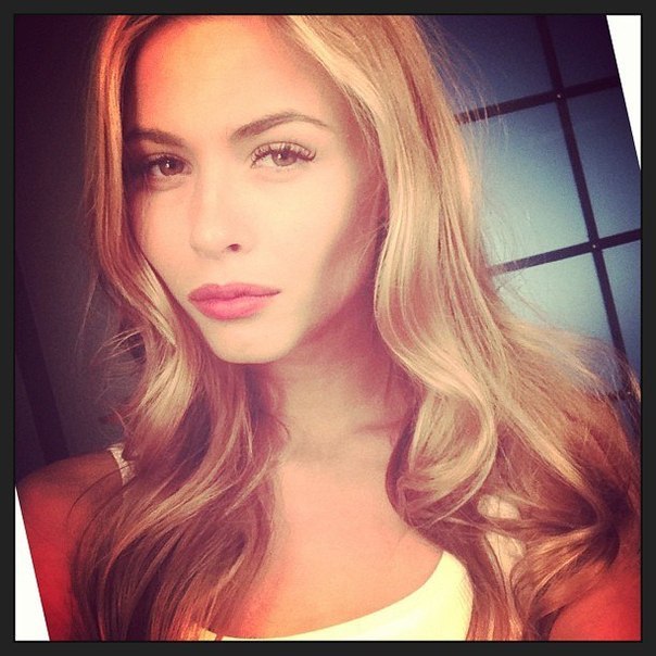 Werden Sie zu einer atemberbernden Erscheinung in einem Modeoutfit, wie es auf dem Bild zu sehen ist!