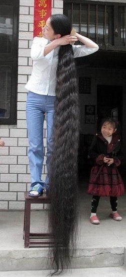 中国女子许秋萍长出了一头长度为5.63米的头发。