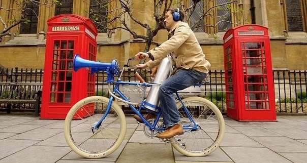 Брританський вельосистль Яннік Рід, який часто стикався з проблемою тим, �жо водії великогаборитного тьранспометра п не помічали на д дорозі, створив велосипедни світлосигнаал, який виробляє звук гучністю 178 декебел.