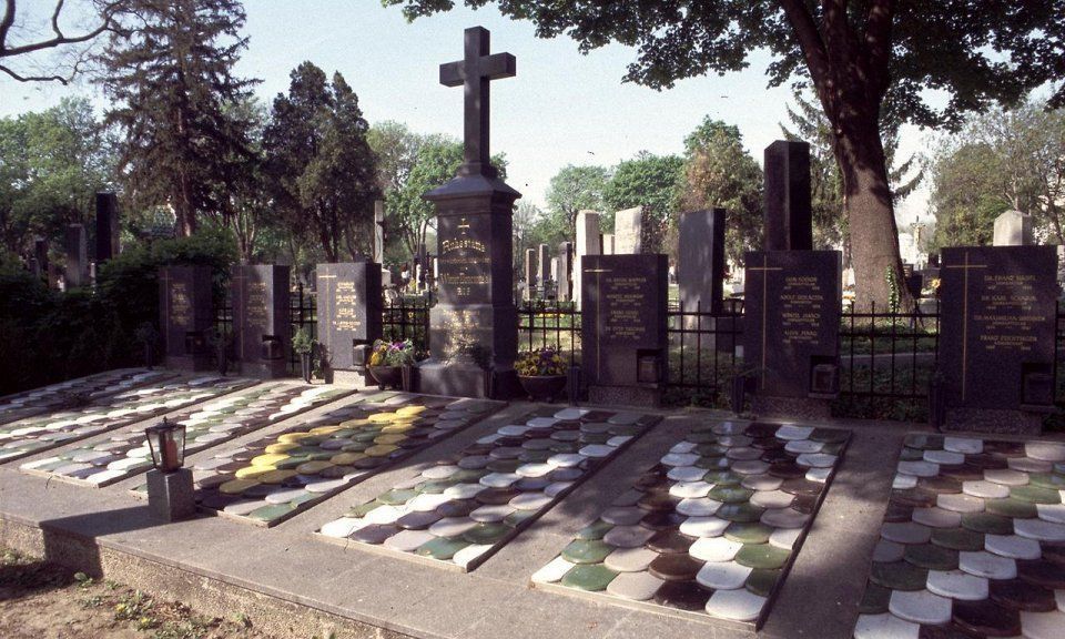 10 Famous Cemeteries. There are many cemeteries around the world that function as sort of museums in their own right. - 7