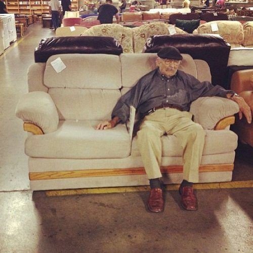 Фотографии уставших мужчин в торговых центрах. - 6