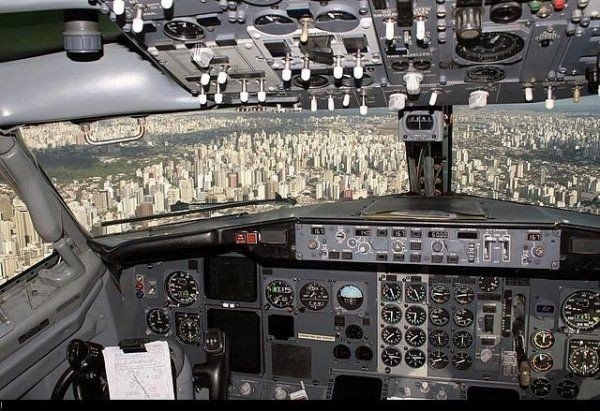 Die Welt aus der Pilotenkabine eines Flugzeugs.