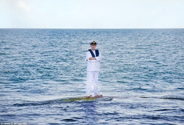 El Queen Mary 2 es el crucero más grande del mundo, y su capitán se encuentra en la proa.