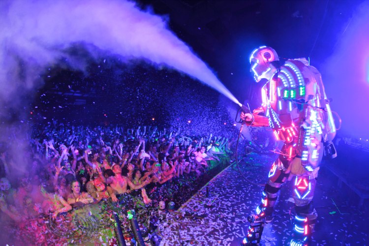 晚会“IllumiNight”<br>————————————————————————————<br>10月26日。数百人参与其中，闪烁的频闪灯、霓虹灯光、震耳欲聋的音乐以及500升荧光颜料的喷洒，必将让这个夜晚成为难以忘怀的体验……这是一个充满光芒与色彩的夜晚。 - 6