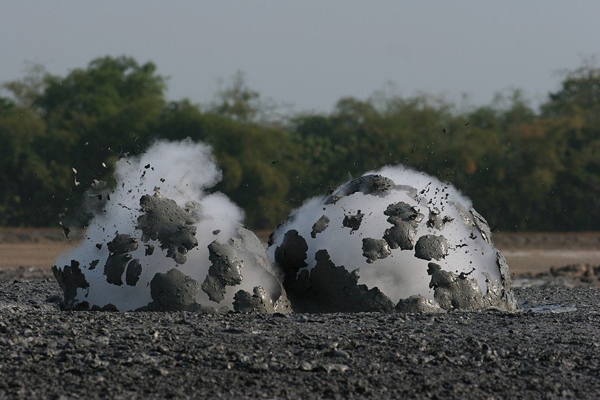 Грязевой Взрыв. Bledug Kuwu – одно из известнейших туристических мест в районе Гробоган Центральной Явы, Индонезия. - 1