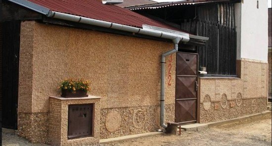 Una casa decorada con miles de tapones de corcho.