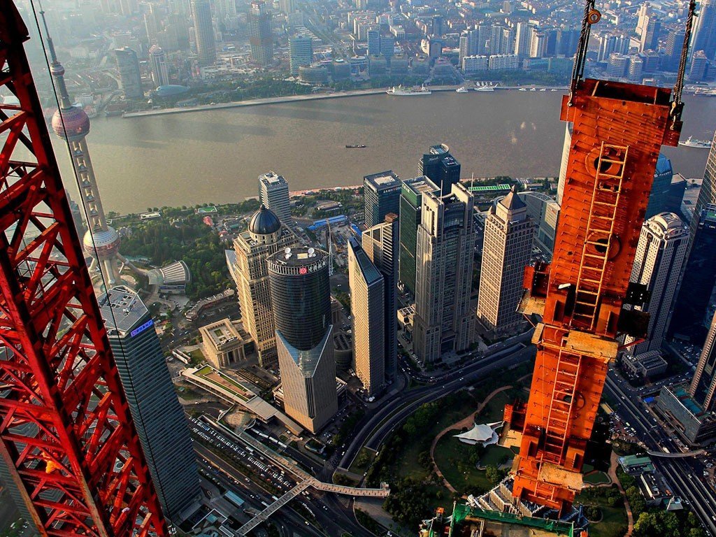 Крановщик Вэй Гэньшэн принимает участие в возведении высочайшего здания в Шанхае. По завершении строительства это здание должно стать одним из самых высоких в мире – 632 метра. Из кабинки своего крана Вэй делает потрясающие снимки города - 6