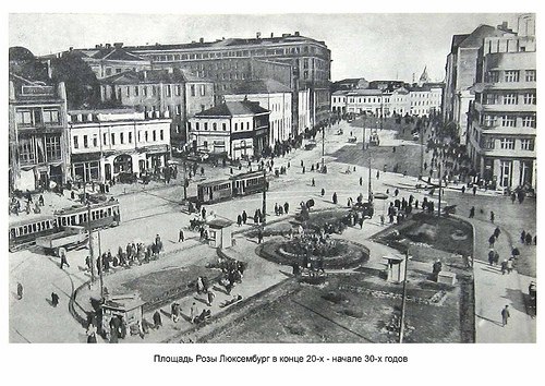 [club1543502|Sobre el pilar de piedra en la antigua plaza Rosa Luxemburgo].