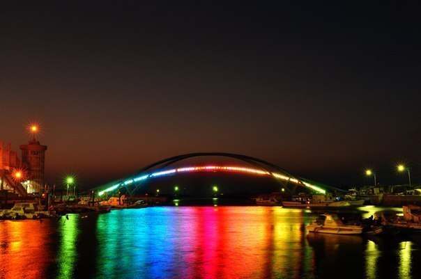 Most światłowkowy o nazwie Xiying Rainbow Bridge znajduje się w Magong na Tajwanie. - 3