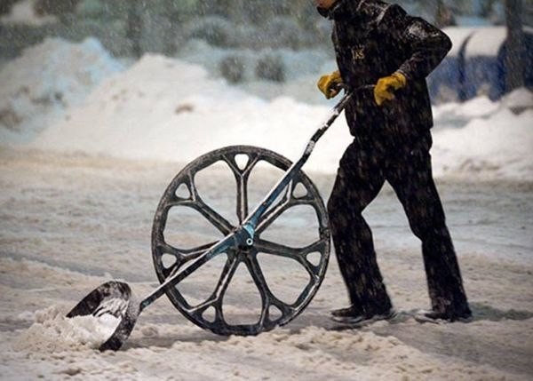 Все гениальное - просто! Как вам такое изобретение Snow Wolf - мобильной лопаты для снега, оснащенной колесом?