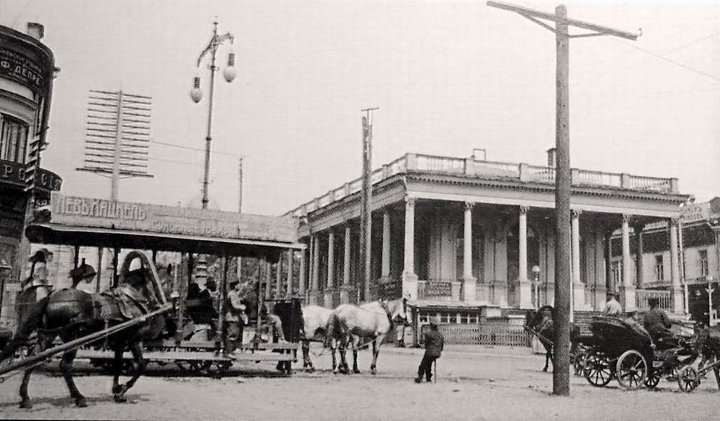 Edificio de la Bolsa de Valores de Járkov, destruido durante la excavación para la construcción de los carriles del tranvía en la calle Pushkinskaya.