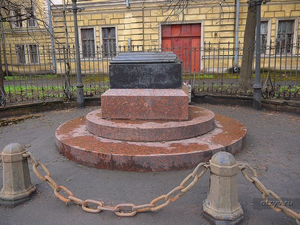 7 памятников невидимке. Роман Герберта Уэллса "Человек-невидимка" написанный в 1897 году, стал одним из самых экранизируемых романов. Возможно такая популярность и привела мысли разных архитекторов мира создать памятник герою романа. Памятники созданы в р - 5