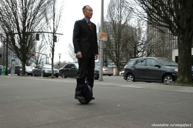Vehículo de transporte personal con una sola rueda.