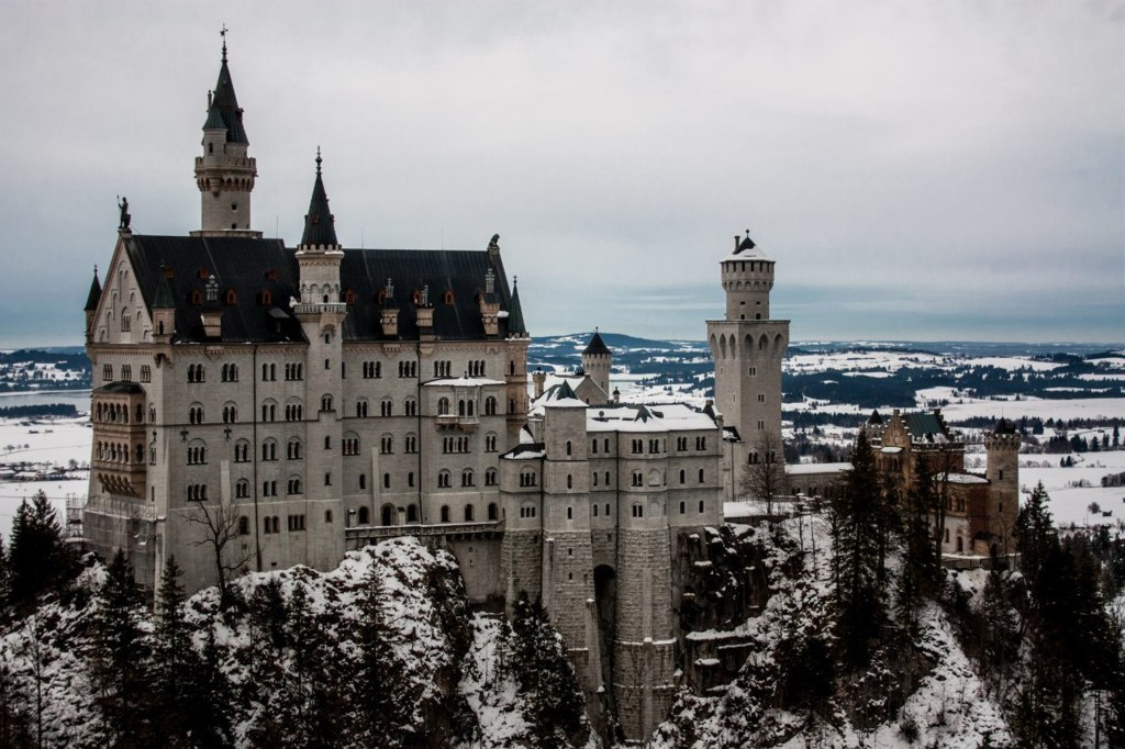 Вид на замок Нойшванштайн, Германия