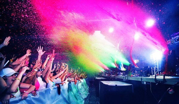 Вечірка «IllumiNight»<br>————————————————————————————<br>26 жовтня. Сотні людей, мерехтливі стробоскопи, неонові вогни, гучна музика ті 500 літрів флуоресцентної фарби, які будуть розбризкуватися під час вечірки, зроблять цю ночь справді незабутньою… Ніч світлящої фарби – це справді особливий захід.