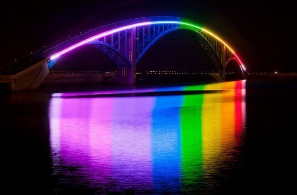 Most światłowkowy o nazwie Xiying Rainbow Bridge znajduje się w Magong na Tajwanie. - 1