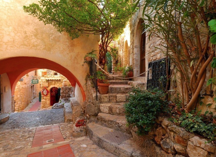 На улице средневековой деревушки Эз, Франция