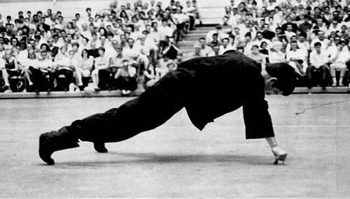 А вы знаете, что феноменальный Брюс Ли мог отжиматься от пола на двух пальцах одной руки, подтягиваться на одной руке более 50-ти раз, а также подбросив рисовое зернышко, поймать его палочками для еды