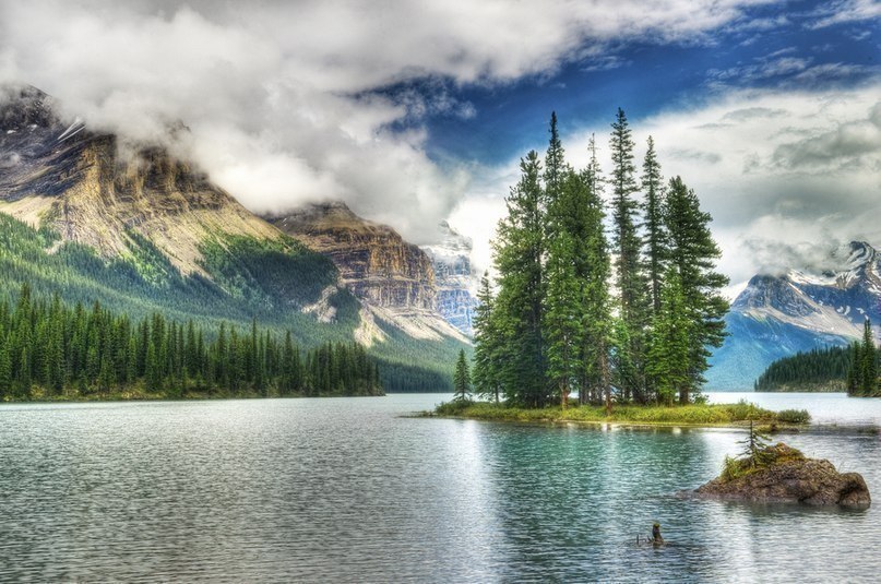 Остров Спирит на озере Малайн, Национальный парк Джаспер, Канада