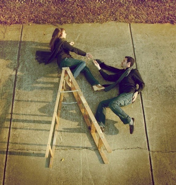 Фотоальбом двух влюбленных, которые никогда не встречались. Аарон — молодой и креативный фотограф, который живёт в Америке. Рози тоже фотограф, но живёт в Великобритании. Волей случая, они заметили друга друга в Интернете. Молодые люди стали пристально сл