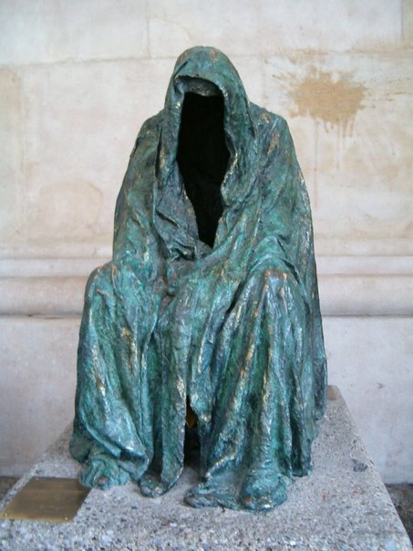 7 памятников невидимке. Роман Герберта Уэллса "Человек-невидимка" написанный в 1897 году, стал одним из самых экранизируемых романов. Возможно такая популярность и привела мысли разных архитекторов мира создать памятник герою романа. Памятники созданы в р