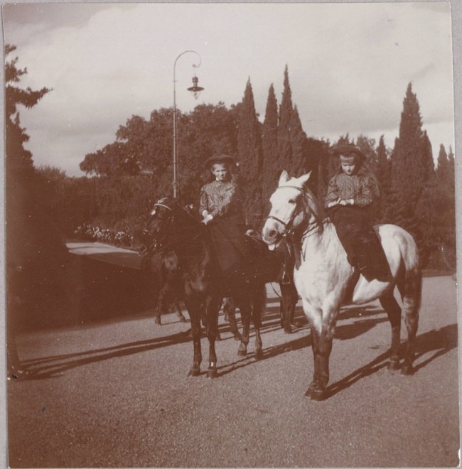 Редкие фотографии семьи Романовых. Коллекция архивных кадров из повседневной жизни последнего поколения царской семьи. Известно, что Николай II был отличным семьянином, заботливым мужем и отцом. Не любил светских мероприятий и большую часть времени провод - 8