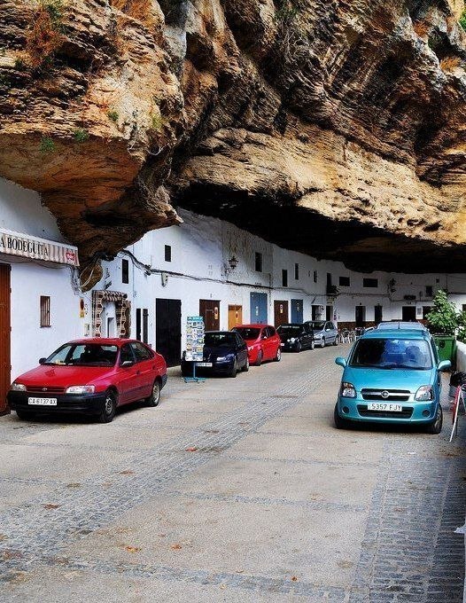 Сетениль-де-лас-Бодегас - один из удивительных "белых" городков Испании.