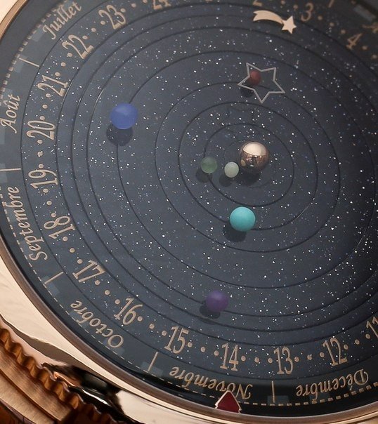 Новые часы Complication Poetique Midnight Planetarium выполнены в стиле миниатюрной Солнечной системы, а на циферблате отображается положение шести планет. Таким образом, часы позволяют в любой момент определить позицию Земли, Меркурия, Венеры, Марса, Юпи
