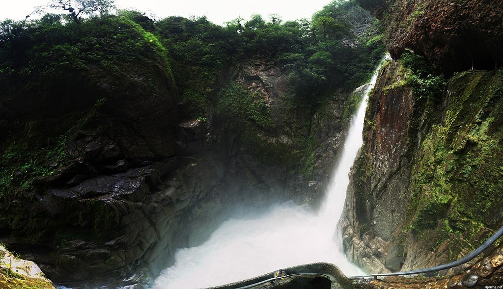 Пайлон-дель-Диабло, или Котёл дьявола - водопад, название которого говорит само за себя!... Водопад Пайлон дель Дьябло хоть и не является самым большим в Эквадоре, однако он достаточно знаменит в стране. Здесь, как в никаком другом месте вы можете букваль