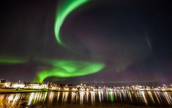 Северное сияние над Рейкьявиком, Исландия