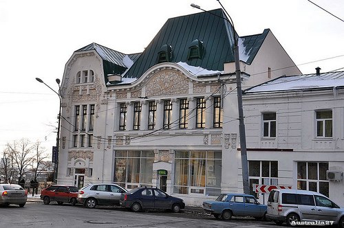 [club1543502|Здание Жирардовской мануфактуры]. В 1912 г. на Университетской ул., 10, по проекту В.Н.Покровского было построено здание Жирардовской мануфактуры. Небольшой 2-х этажный дом, увенчанный крутой, сложного силуэта кровлей со шлемовидными люкарнам