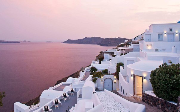 Vista del mar al atardecer, isla de Santorini, Grecia.